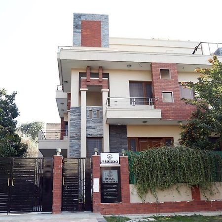 J P Residency Hotel Greater Noida Esterno foto