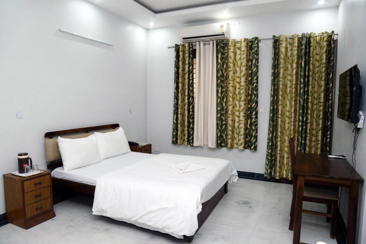 J P Residency Hotel Greater Noida Esterno foto