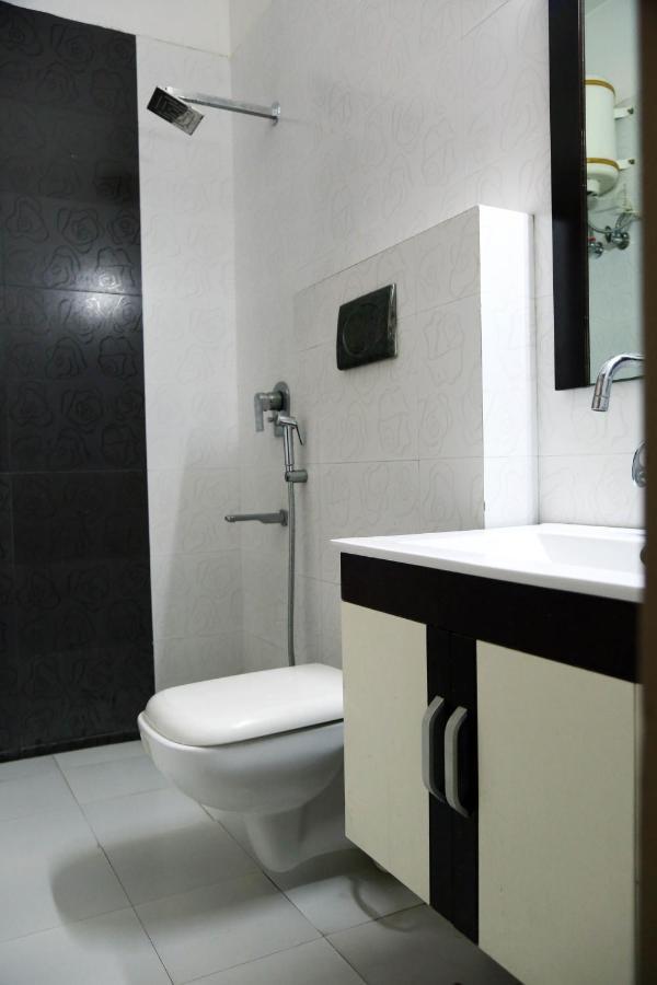 J P Residency Hotel Greater Noida Esterno foto