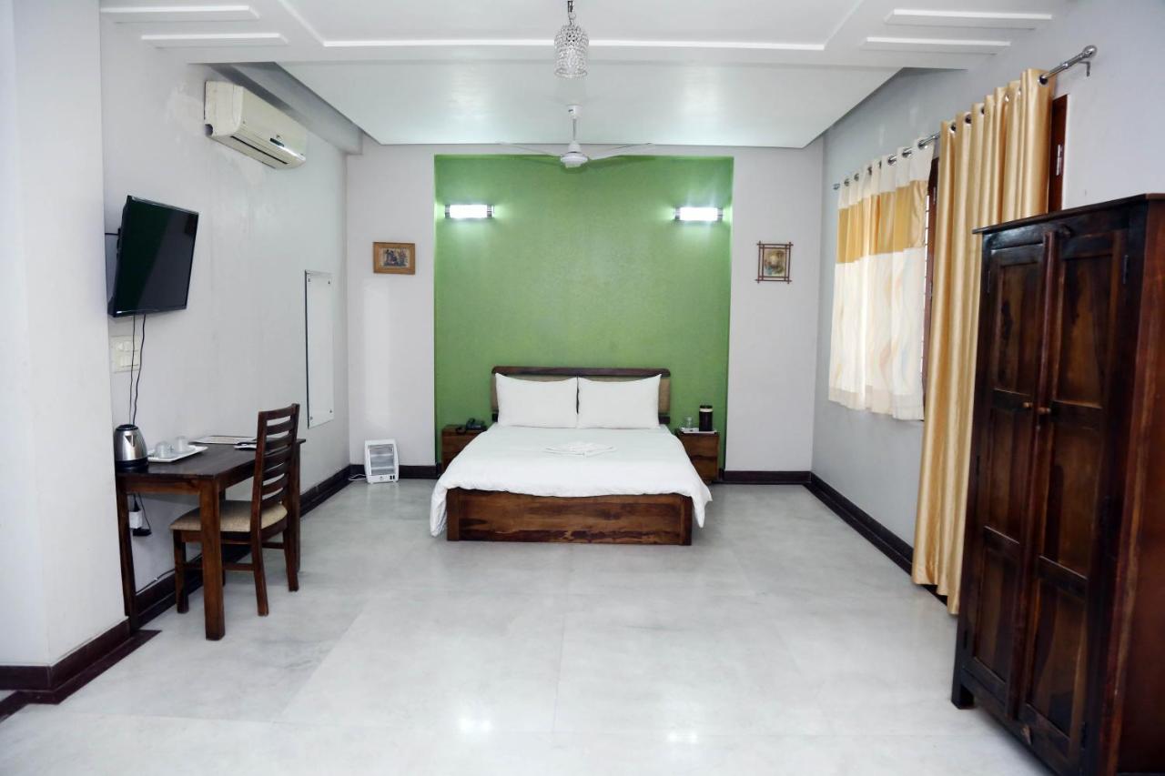 J P Residency Hotel Greater Noida Esterno foto